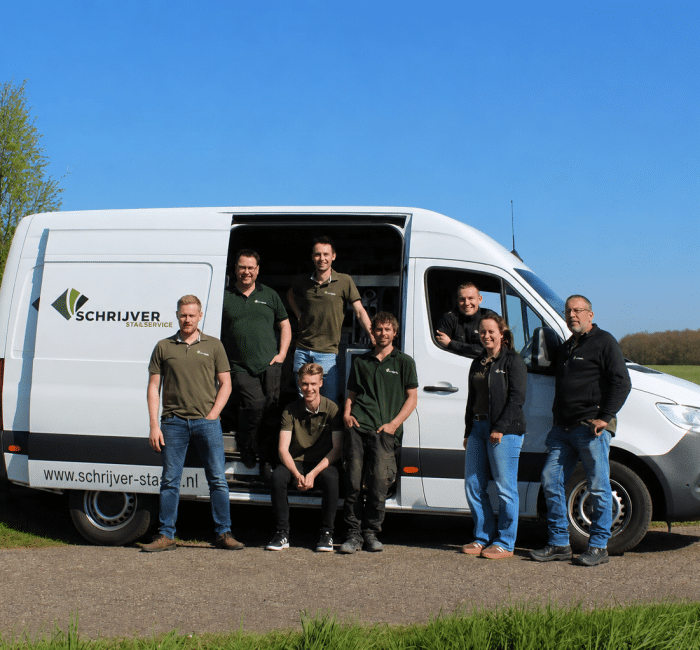 Teamfoto-bij-witte-bedrijfsbus_700x650_acf_cropped